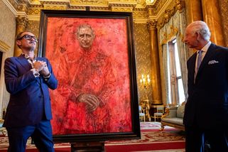 První oficiální portrét Karla III. vzbuzuje hrůzu: Moderní pojetí rozdělilo Brity na dva tábory - Super.cz